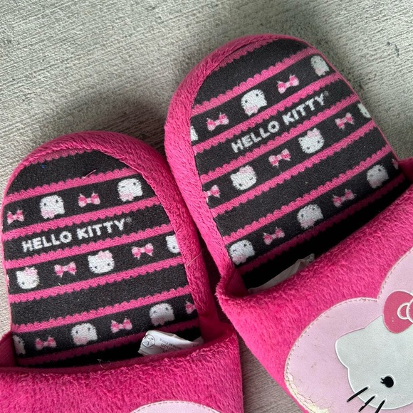 Hello kitty slippers - Picture 5 of 6